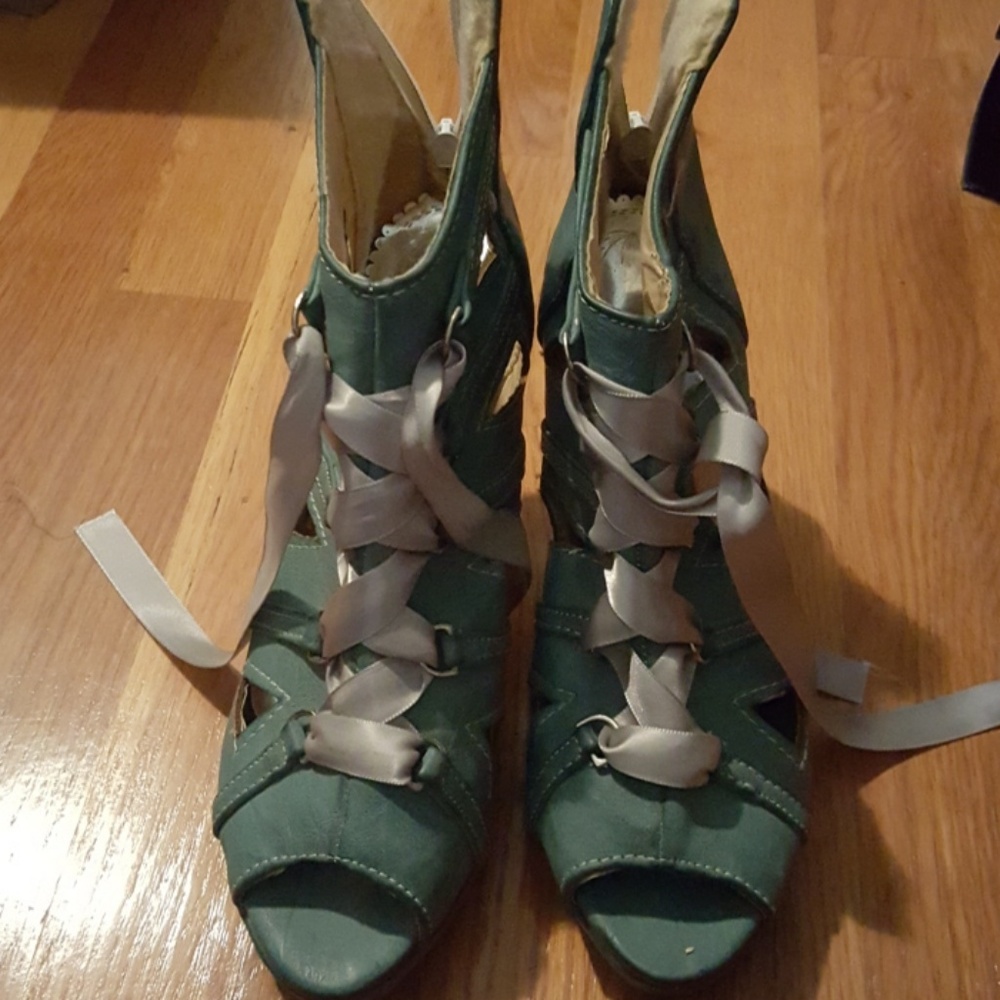 Shoes - Picture 2 of 4